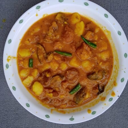 Aalu Gobi Mix Masala sabji with 5 Pooris