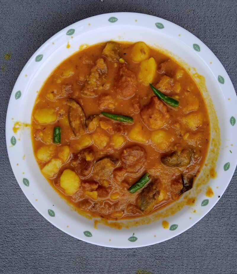 Aalu Gobi Mix Masala sabji with 5 Pooris