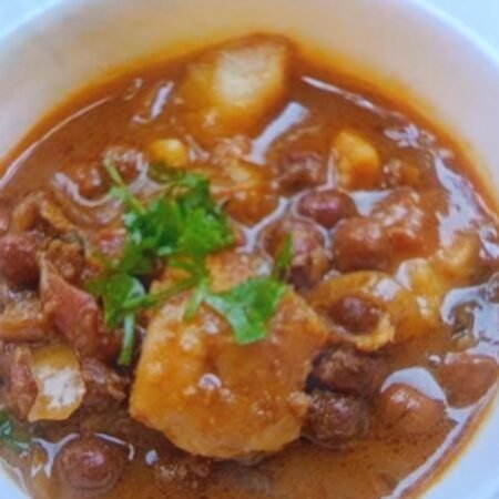 Aalu chana ghuguni with 4 chapati