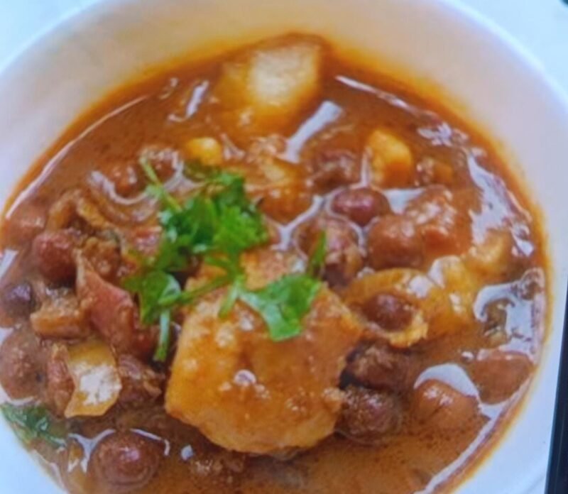 Aalu chana ghuguni with 4 chapati